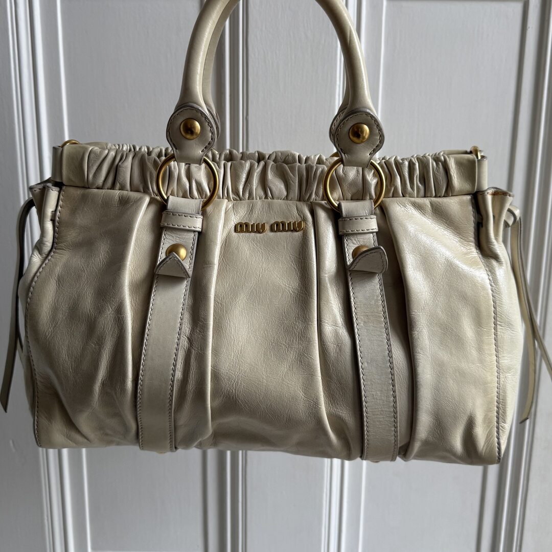 🔥 PreOwned Miu Miu Vitello Leather White Handbag 🔥