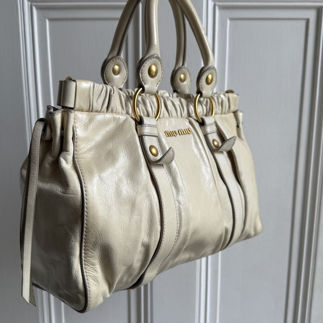 🔥 PreOwned Miu Miu Vitello Leather White Handbag 🔥