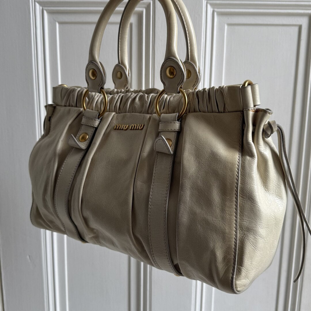 🔥 PreOwned Miu Miu Vitello Leather White Handbag 🔥