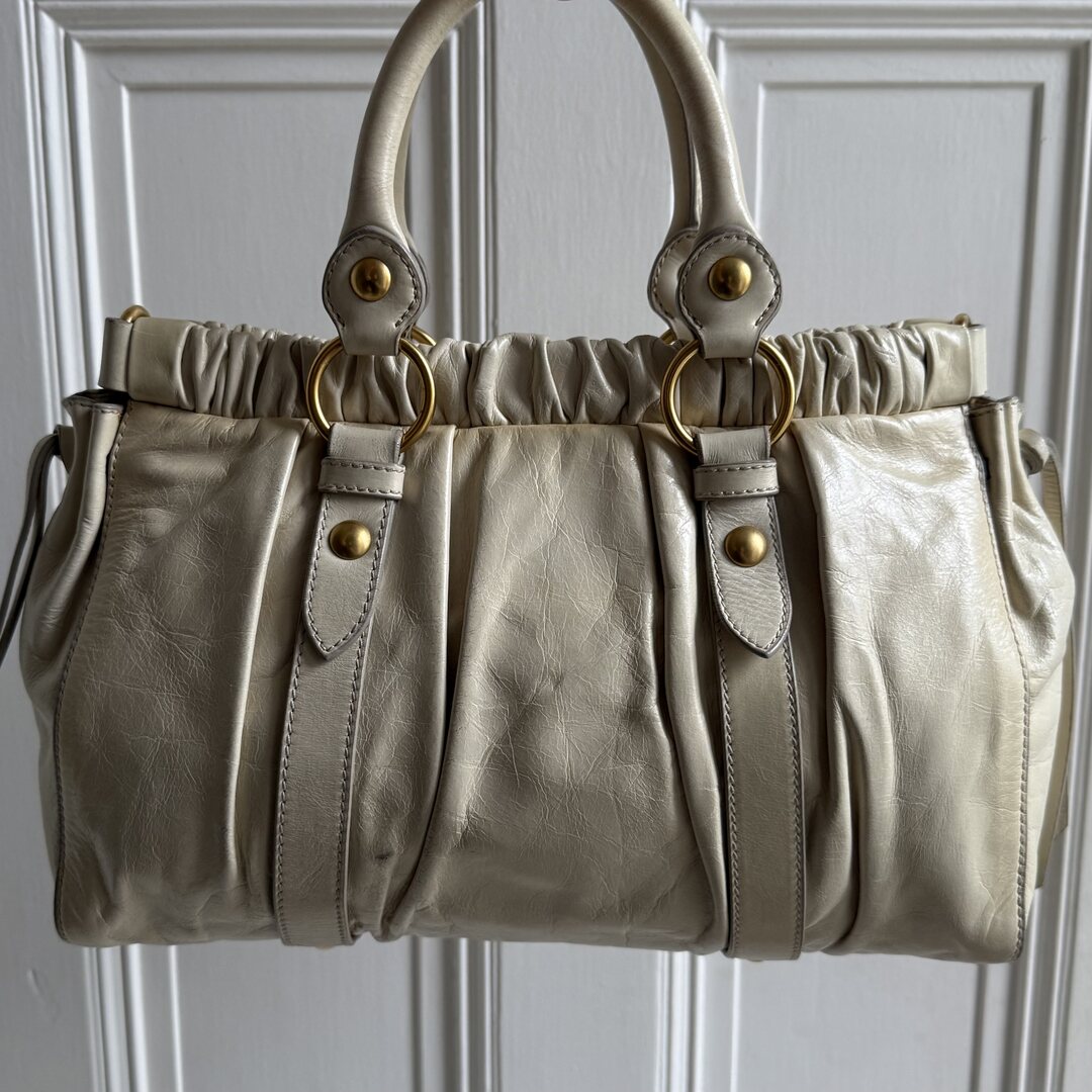 🔥 PreOwned Miu Miu Vitello Leather White Handbag 🔥