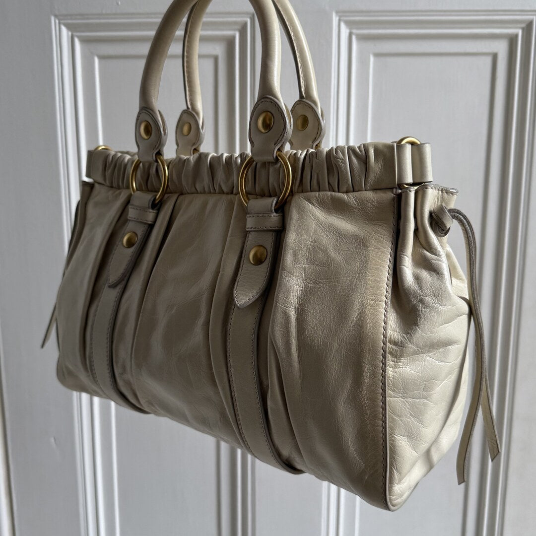 🔥 PreOwned Miu Miu Vitello Leather White Handbag 🔥