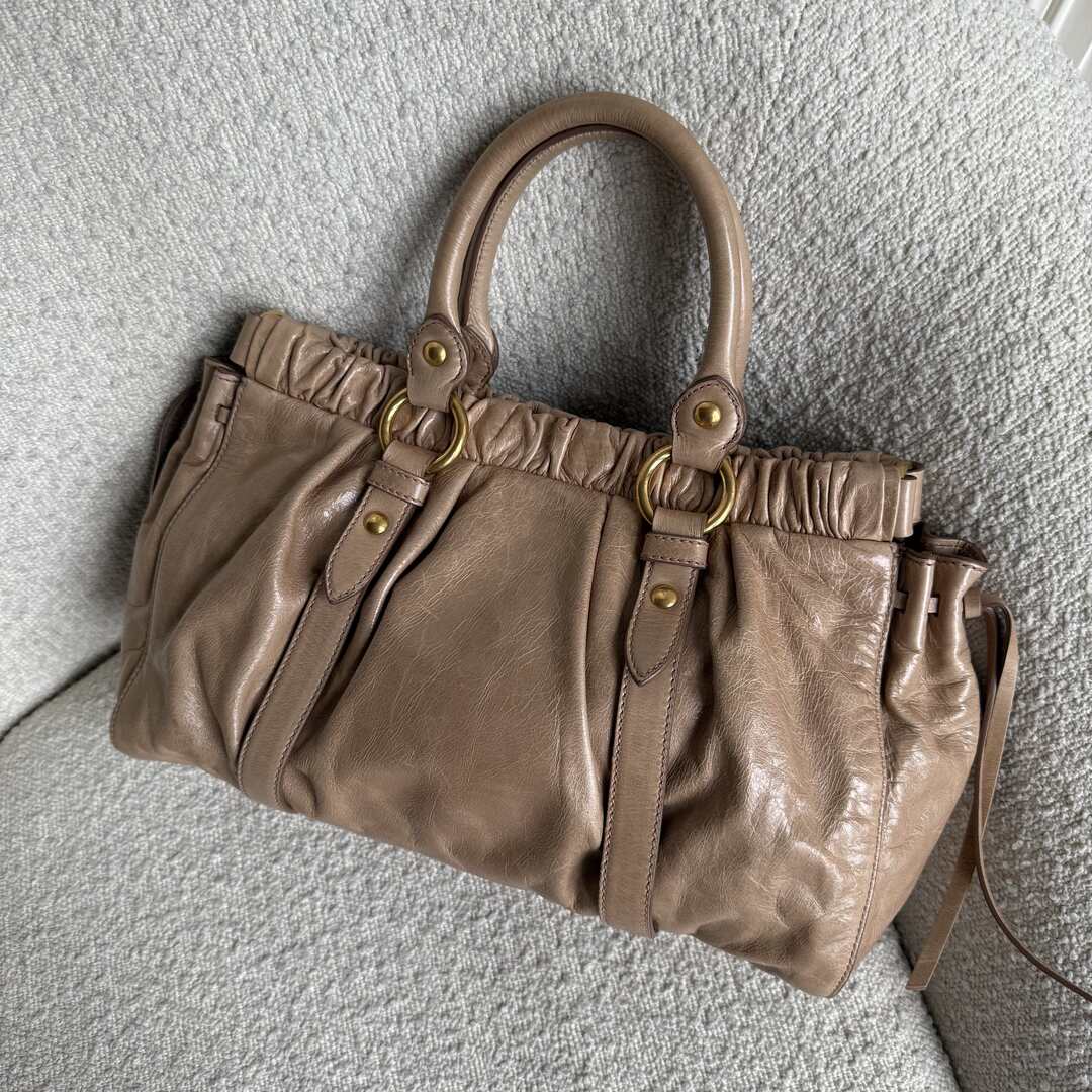 🔥 PreOwned Miu Miu Vitello Beige Leather Handbag 🔥