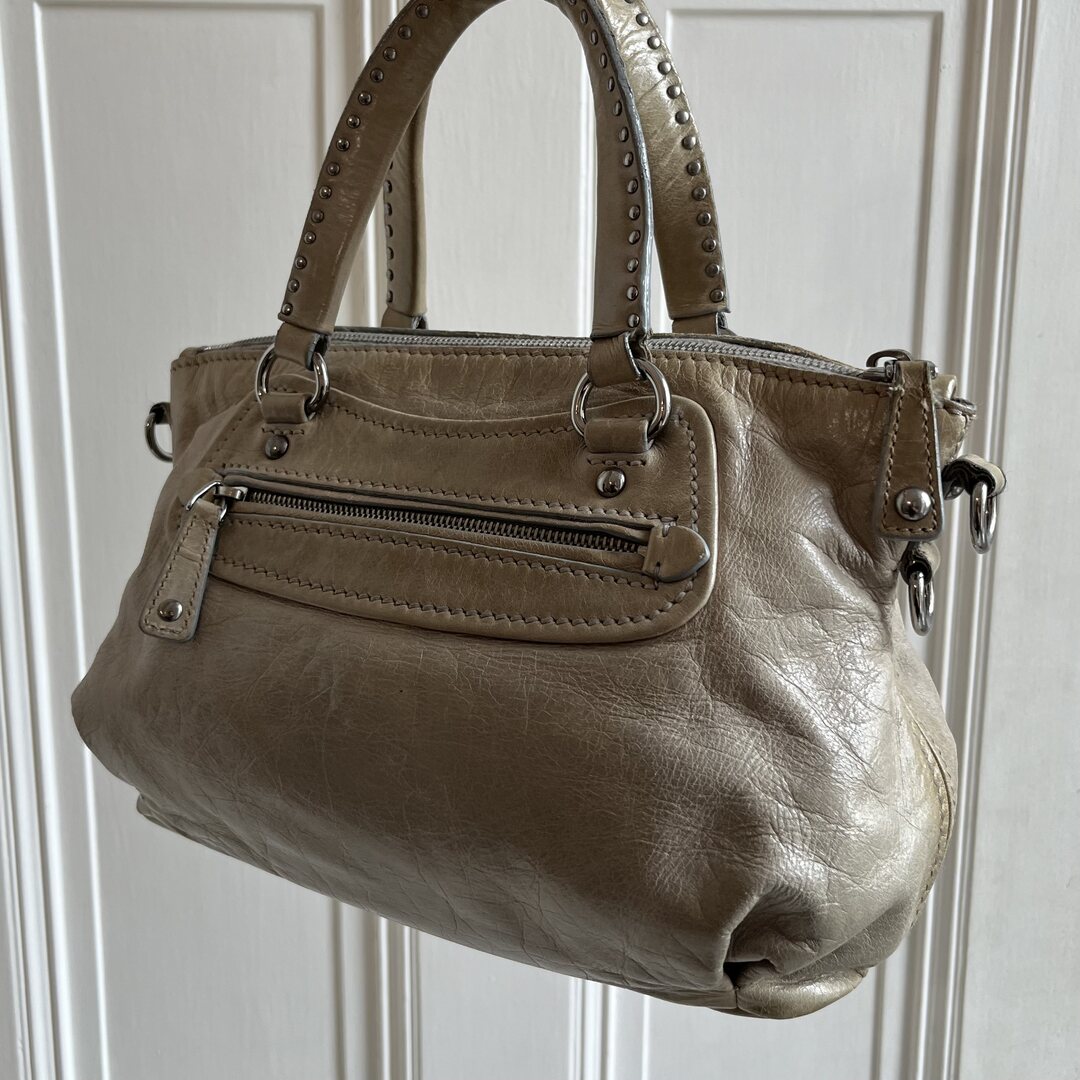 🔥 PreOwned Miu Miu Studded Charm Leather Beige Shoulder Bag 🔥