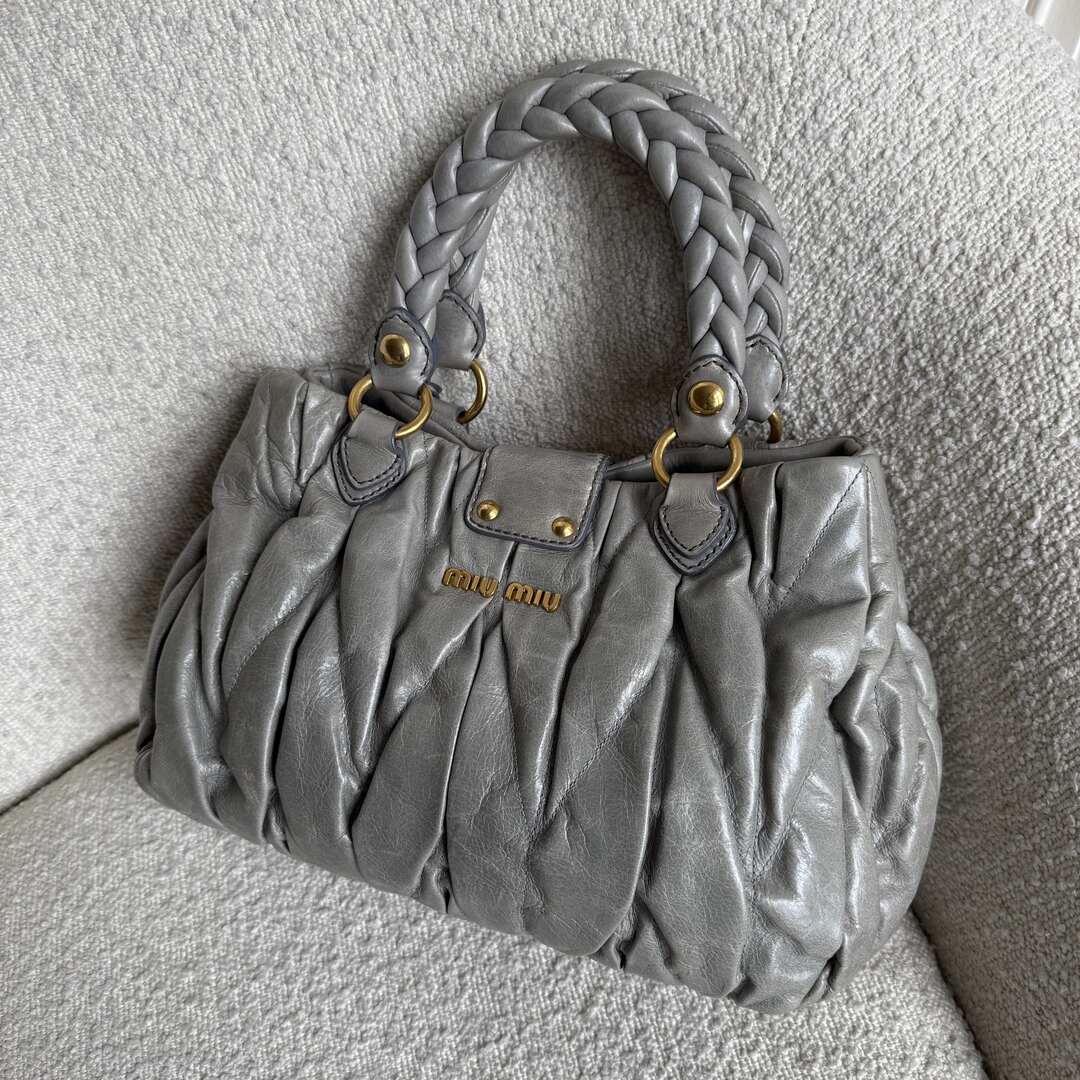 🔥 PreOwned Miu Miu Matelasse Grey Leather Handbag 🔥
