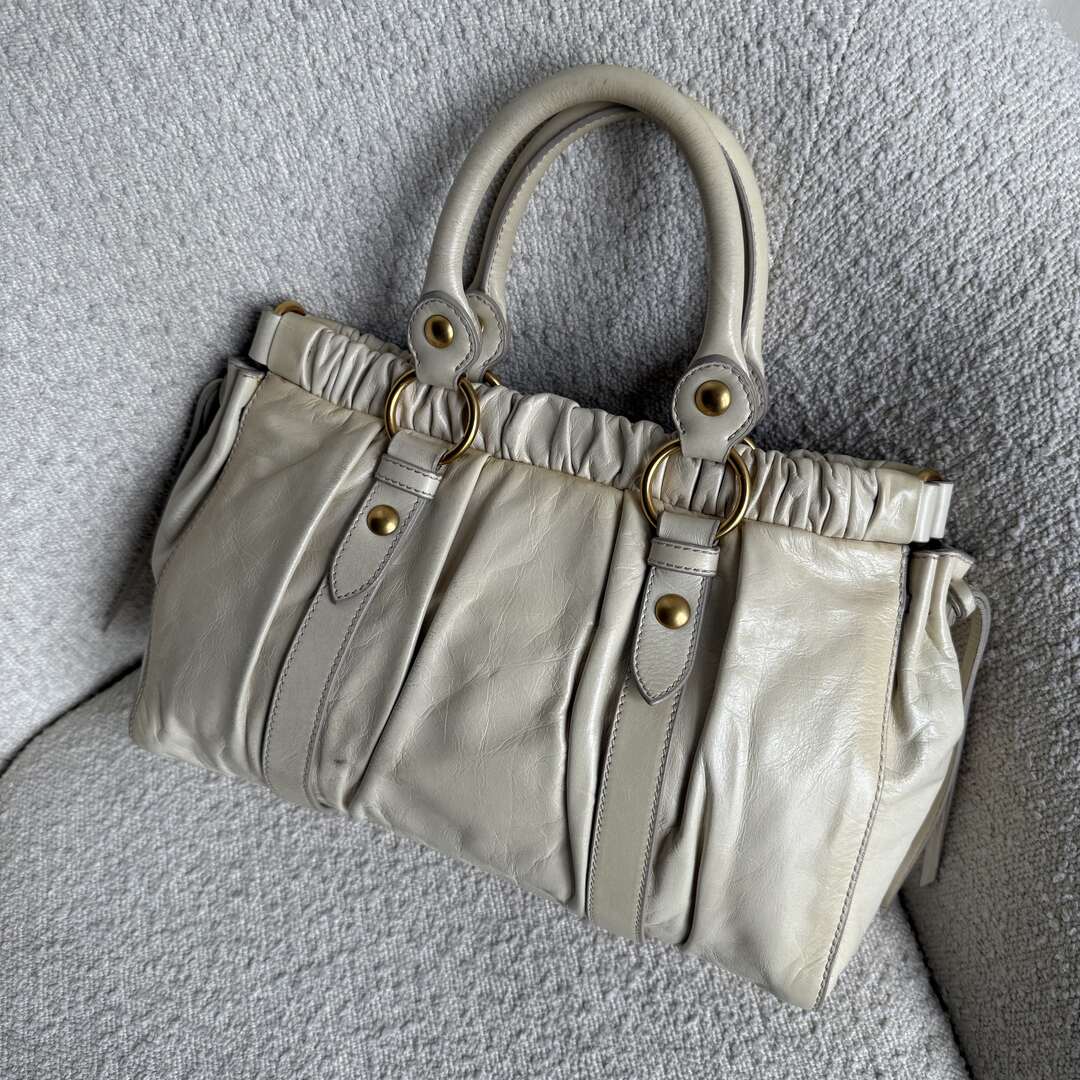 🔥 PreOwned Miu Miu Vitello Leather White Handbag 🔥