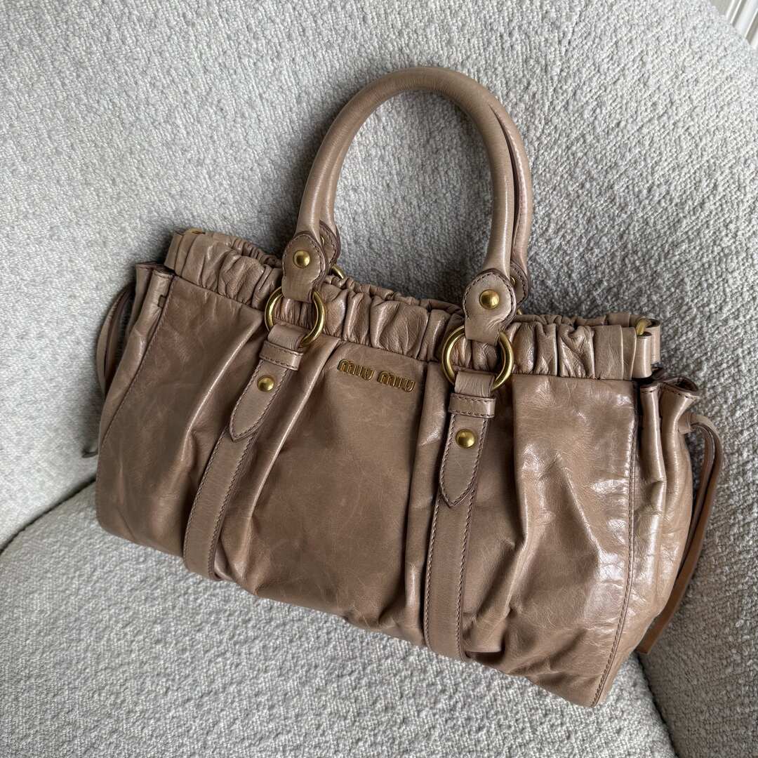 🔥 PreOwned Miu Miu Vitello Beige Leather Handbag 🔥