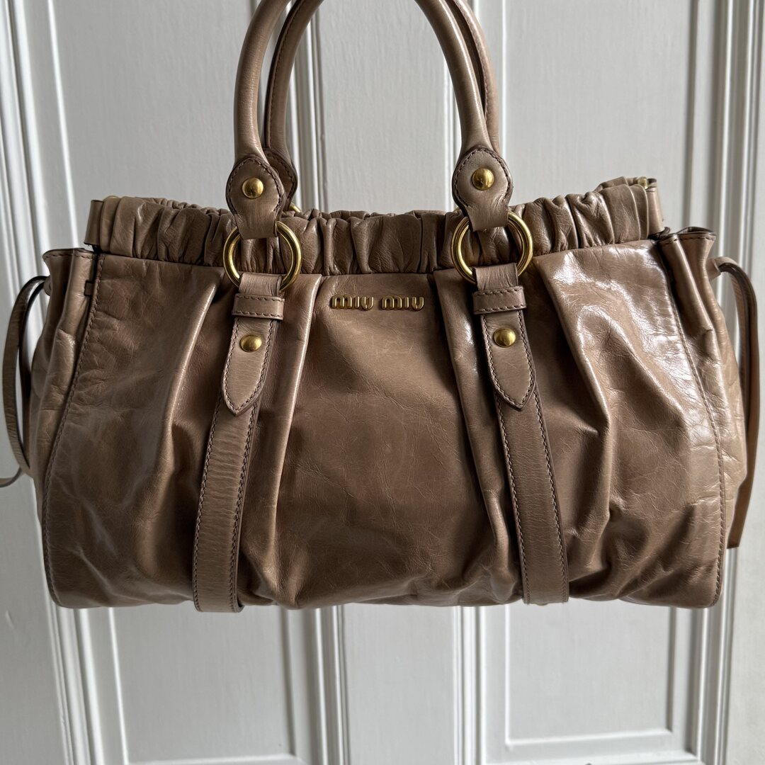 🔥 PreOwned Miu Miu Vitello Beige Leather Handbag 🔥