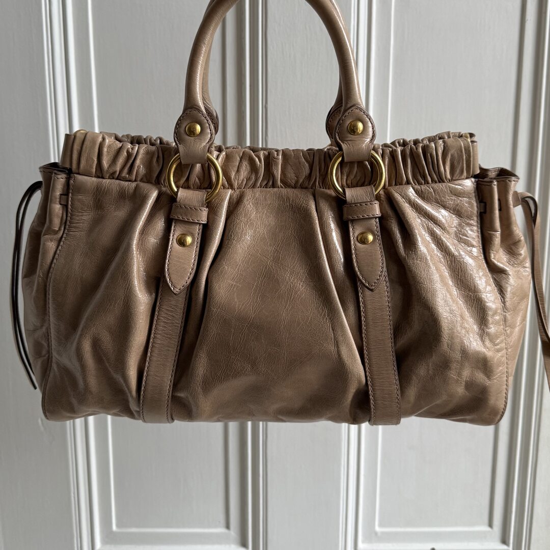 🔥 PreOwned Miu Miu Vitello Beige Leather Handbag 🔥