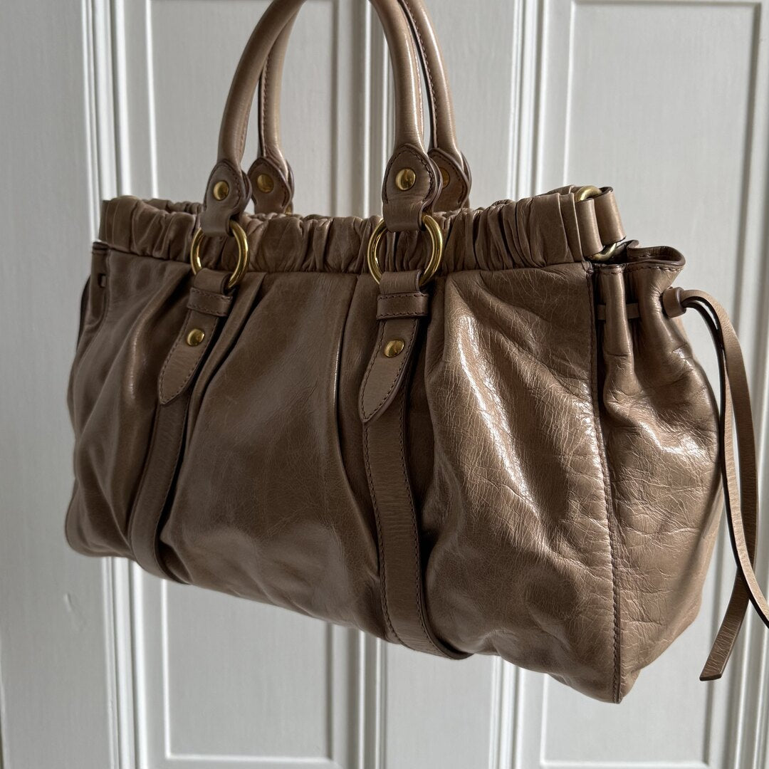 🔥 PreOwned Miu Miu Vitello Beige Leather Handbag 🔥
