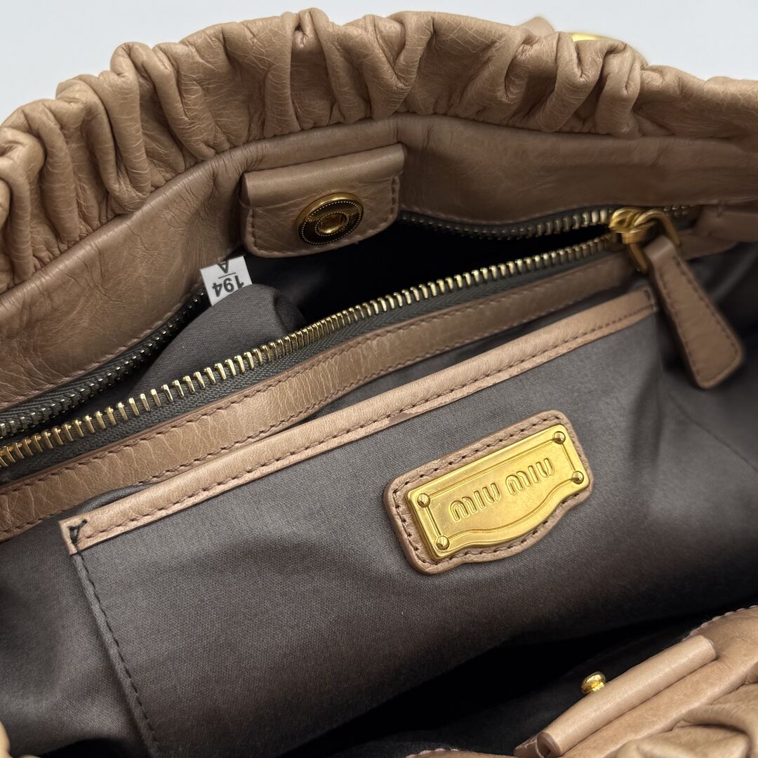 🔥 PreOwned Miu Miu Vitello Beige Leather Handbag 🔥