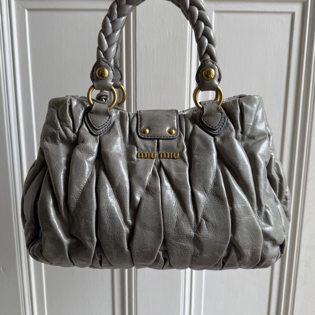 🔥 PreOwned Miu Miu Matelasse Grey Leather Handbag 🔥
