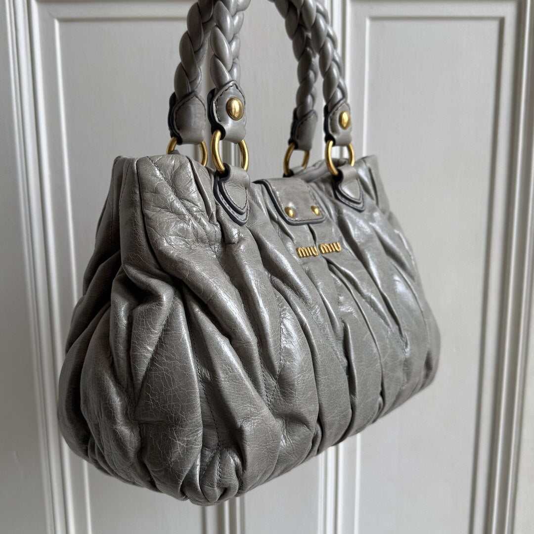 🔥 PreOwned Miu Miu Matelasse Grey Leather Handbag 🔥
