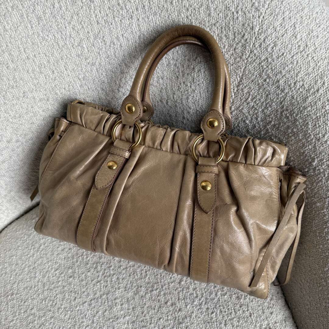 🔥 PreOwned Miu Miu Vitello Beige Leather Handbag 🔥