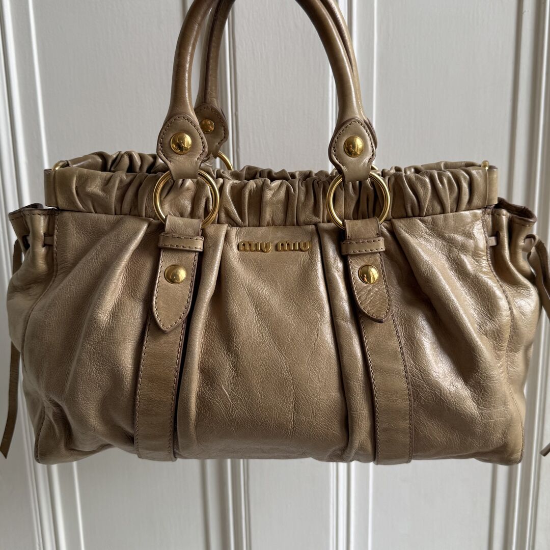 🔥 PreOwned Miu Miu Vitello Beige Leather Handbag 🔥