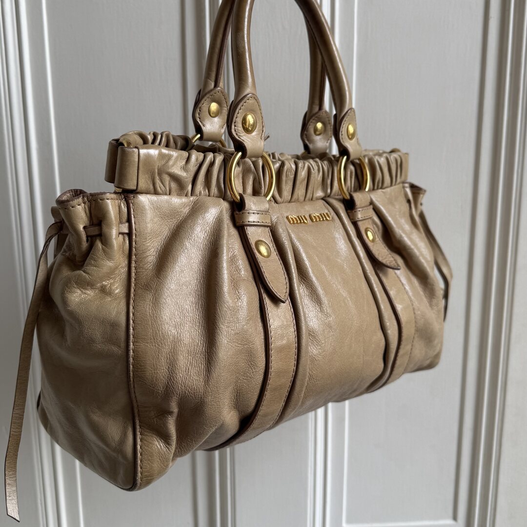 🔥 PreOwned Miu Miu Vitello Beige Leather Handbag 🔥