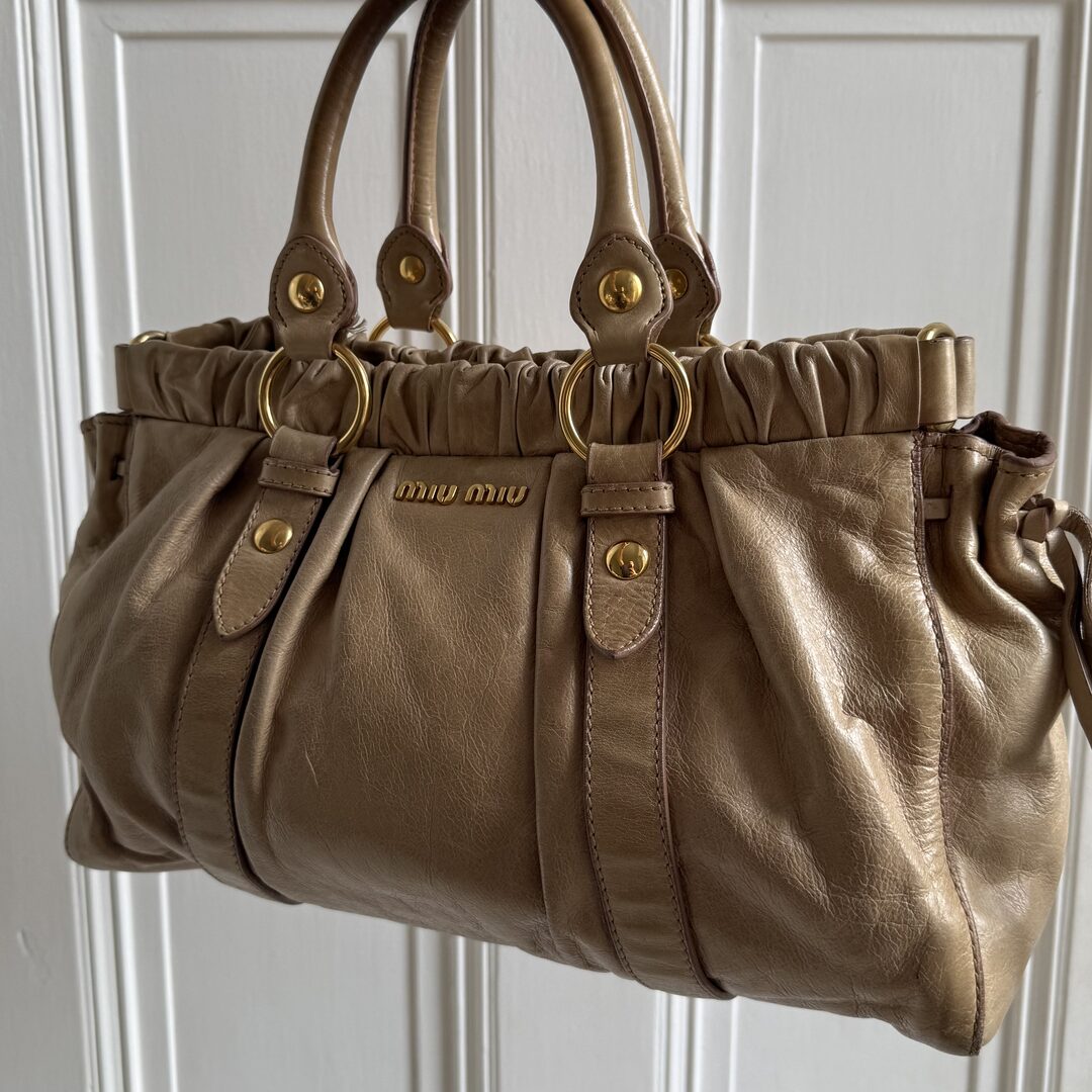 🔥 PreOwned Miu Miu Vitello Beige Leather Handbag 🔥