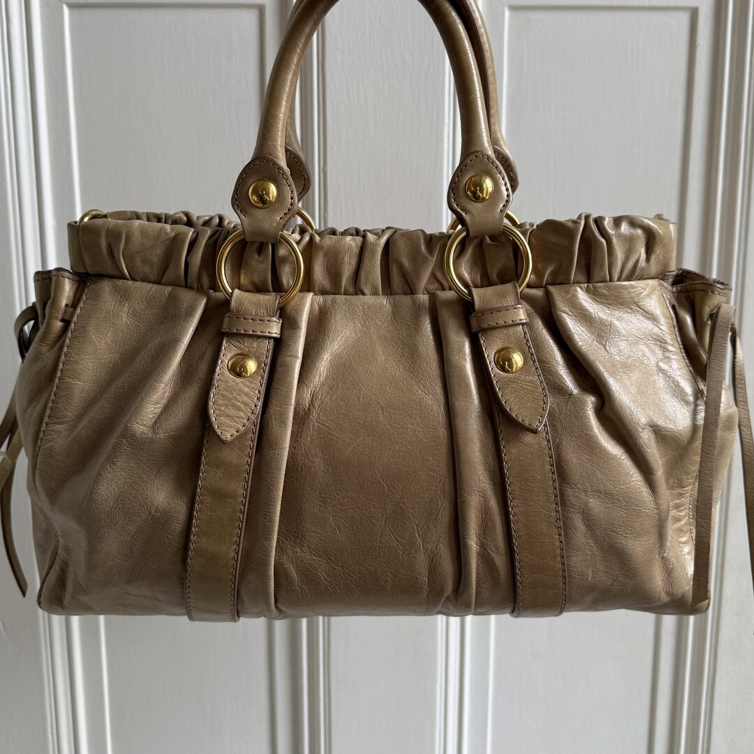 🔥 PreOwned Miu Miu Vitello Beige Leather Handbag 🔥