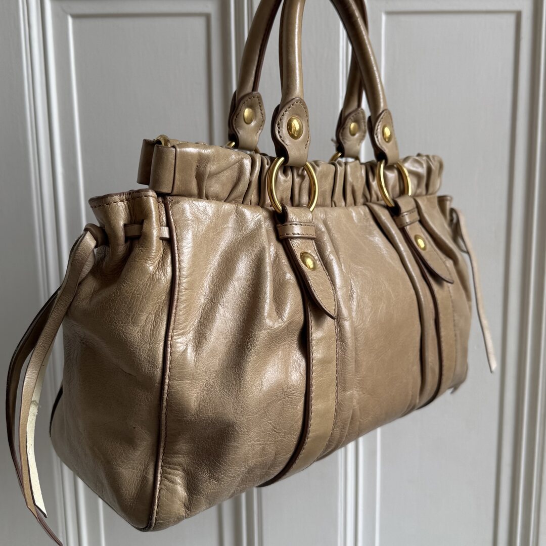 🔥 PreOwned Miu Miu Vitello Beige Leather Handbag 🔥