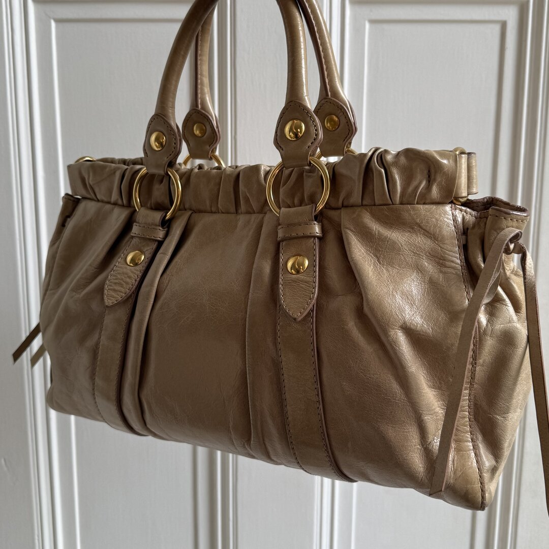 🔥 PreOwned Miu Miu Vitello Beige Leather Handbag 🔥
